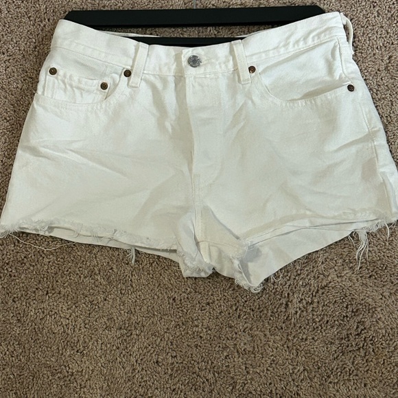 White Levi’s 501 shorts size 28 - Picture 2 of 3